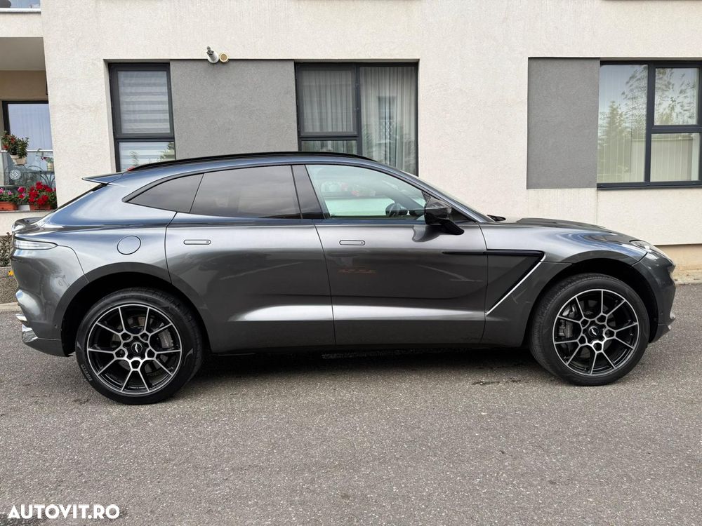 Aston Martin DBX - 11