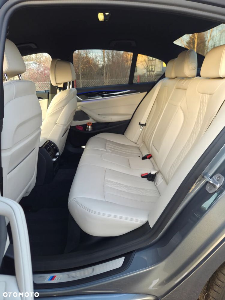 BMW Seria 5 M550i xDrive - 23