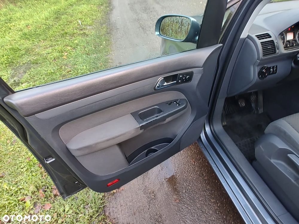 Volkswagen Touran 1.6 Conceptline - 20