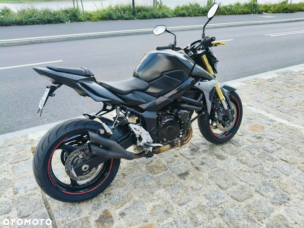 Suzuki GSR - 3