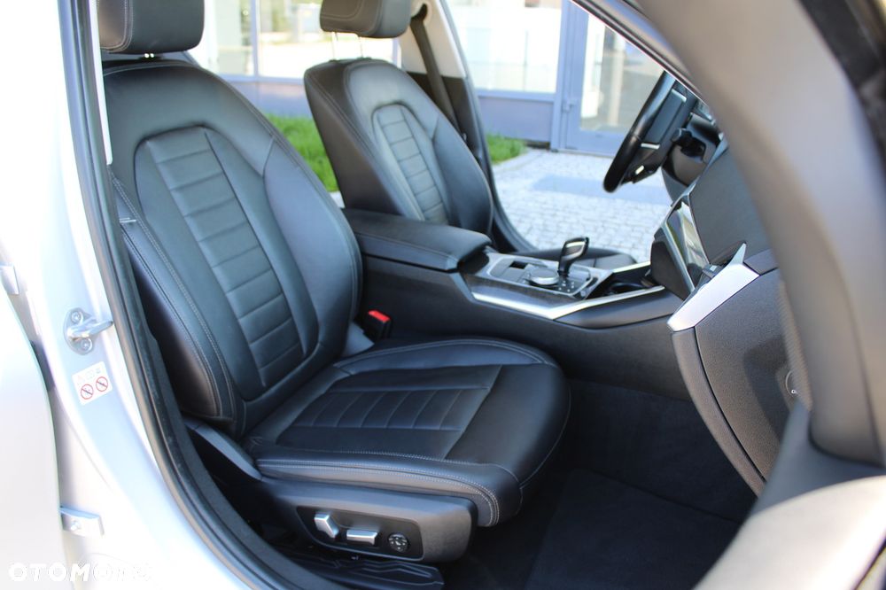 BMW Seria 3 330i Sport Line - 33