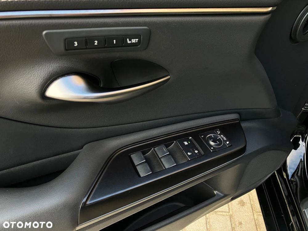 Lexus ES 300h F Sport - 32
