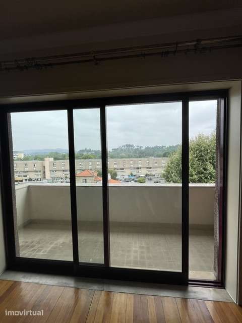 Espaçoso apartamento T2 com garagem no centro de Famalicão - Grande imagem: 2/15
