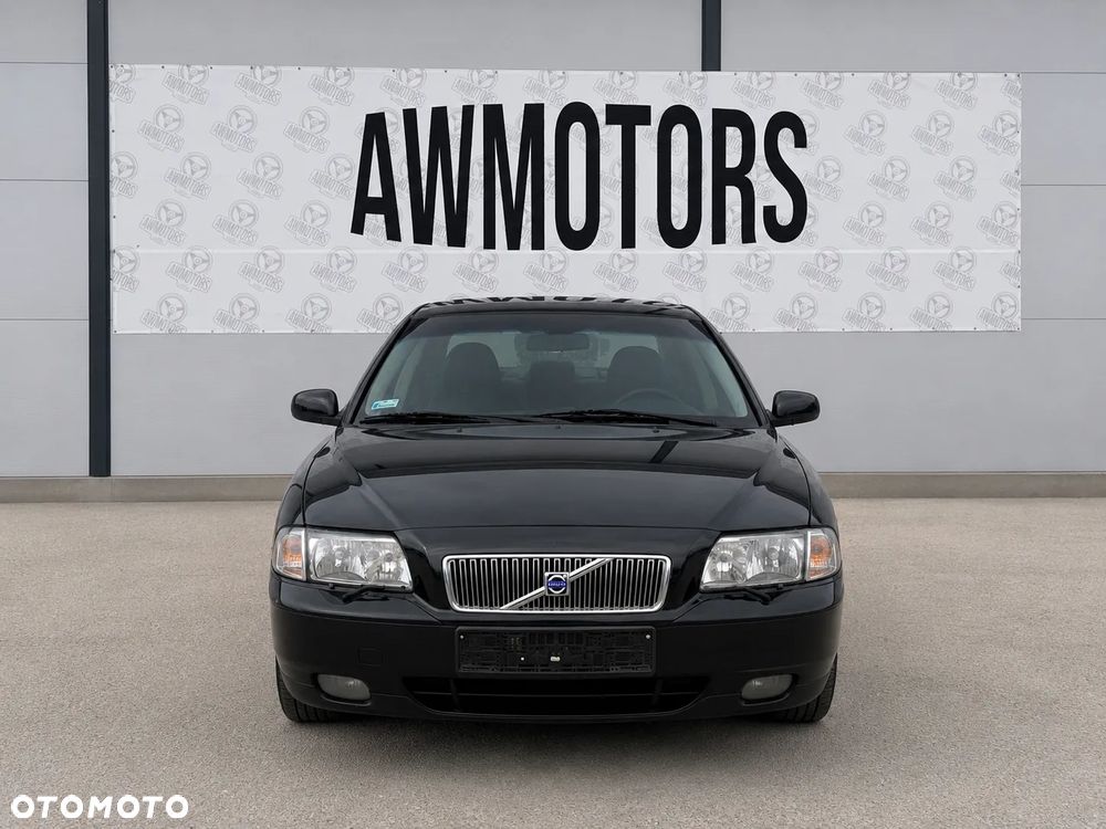 VOLVO S80 2001 *SAMOCHÓD NA CZĘŚCI* 5688 BLACK SOLID (STONE)  MASKA, LAMPA, DRZWI, LUSTERKO, ZDERZAK, GRILL, BŁOTNIK, KLAPA, BELKA, DESKA, FOTELE, KANAPA, ĆWIARTKA KIEROWNICA, TARCZE, ZACISKI, ZAWIESZENIE, KOMPLETNY PRZÓD, KOMPLETNY TYŁ, LICZNIK, ZEGARY, PRAWE LEWE PRZÓD TYŁ - 4