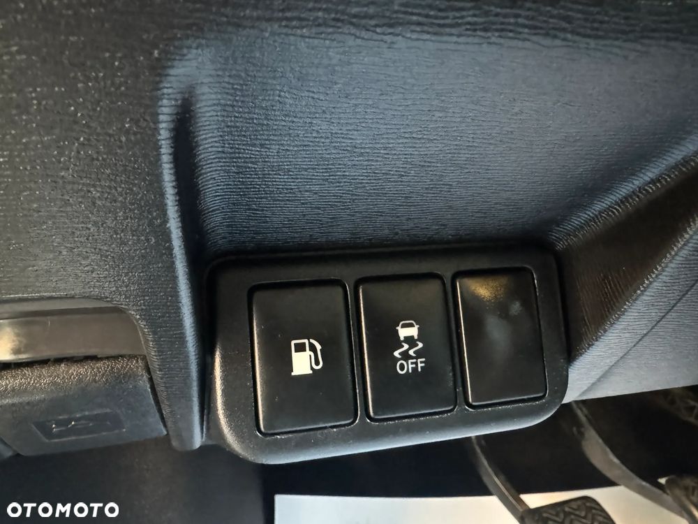 Toyota Avensis 1.6 Comfort - 24