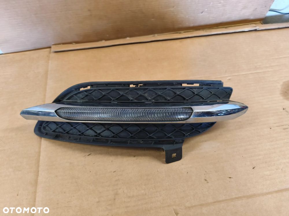 LAMPA PRAWA  DRL DO JAZDY DZIENNEJ LED PRAWY  KRATKA CHROM A2468850722 MERCEDES B KLASA W246 - 2