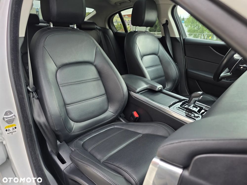 Jaguar XE 2.0 D180 R-Dynamic S - 30