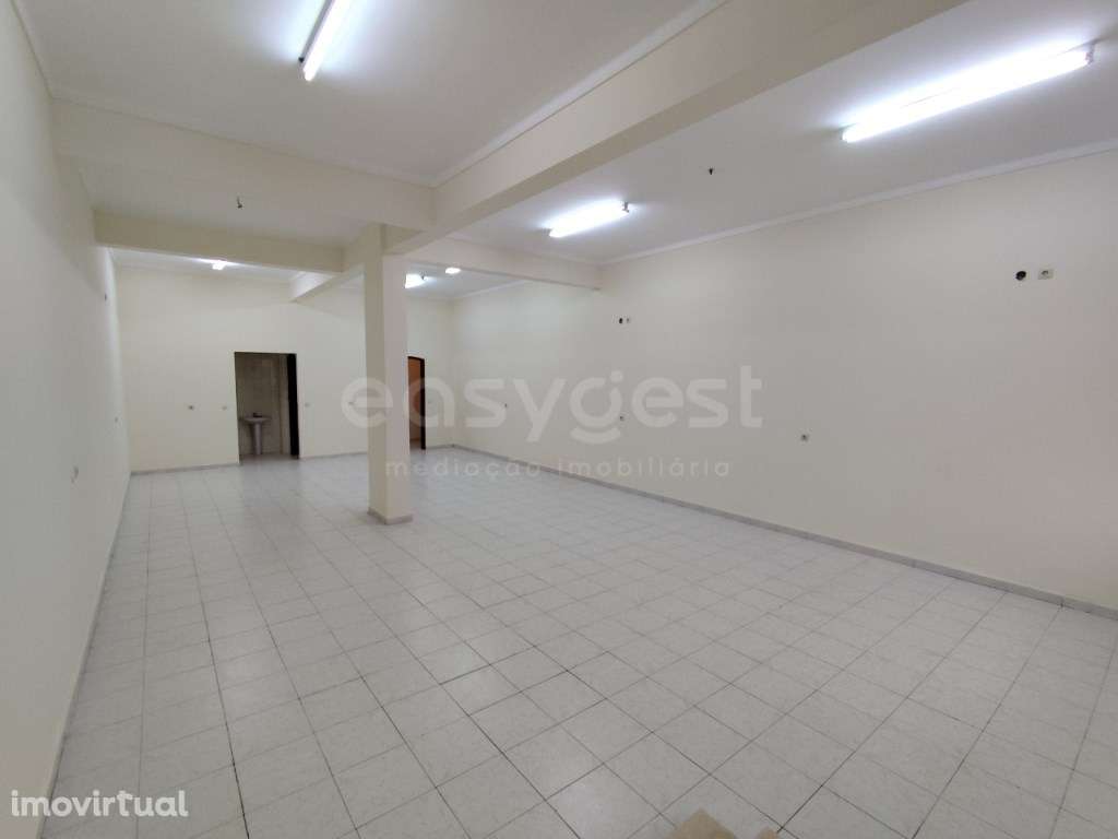 Loja comercial com 2 wc(s) arrumos e espaço amplo com montra - Grande imagem: 2/13