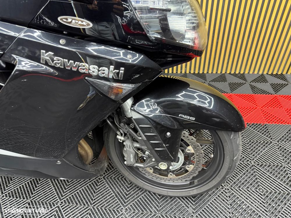 Kawasaki GTR 1400 - 11
