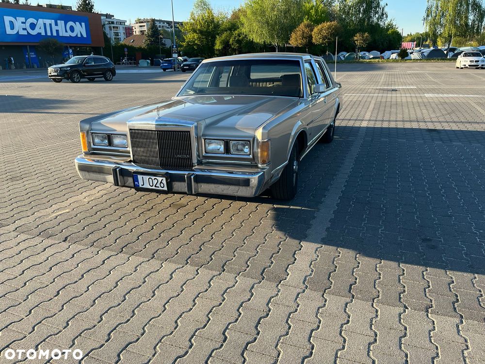 Lincoln Town Car - 3