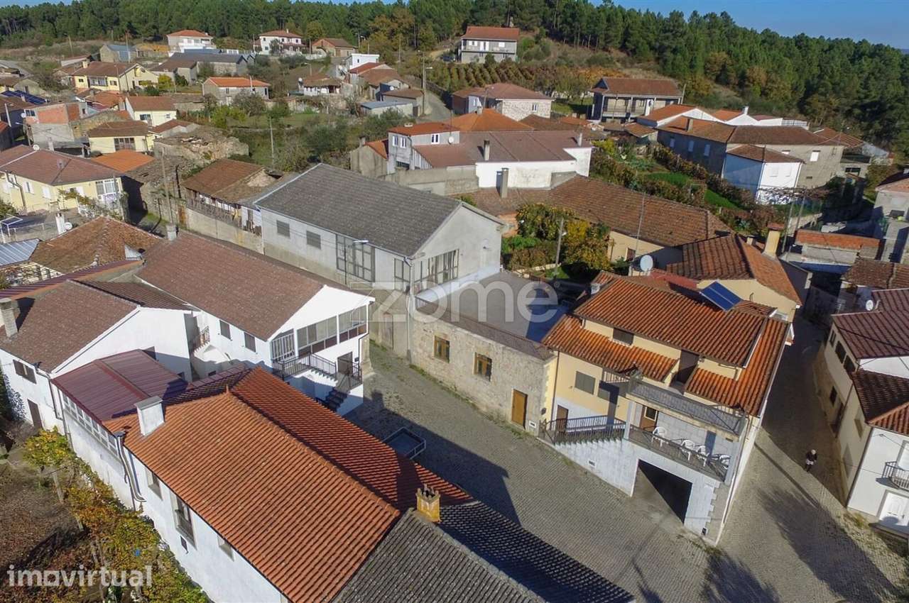 Moradia V4 situada na aldeia de Curalha a 10 minutos da cidade - Grande imagem: 2/35