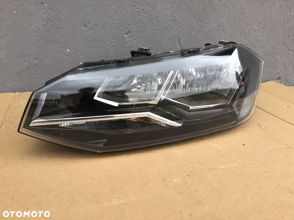 Lampa przednia lewa VW Polo 2G1
