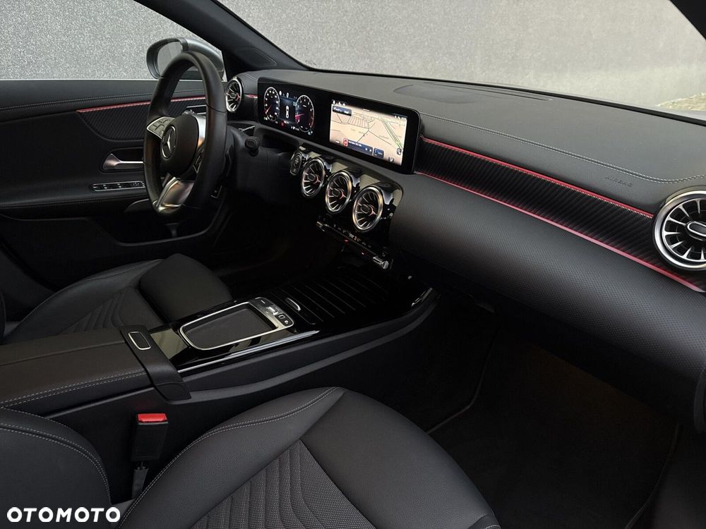 Mercedes-Benz CLA 180 Progressive 7G-DCT - 16