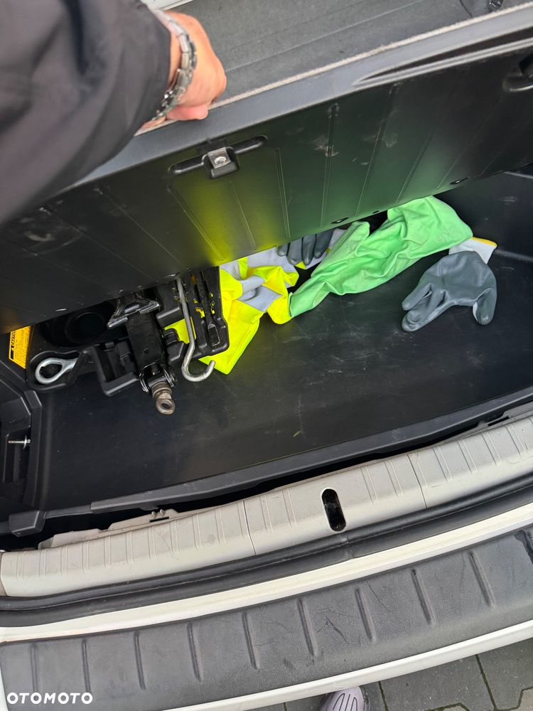 Toyota Prius (Hybrid) - 14