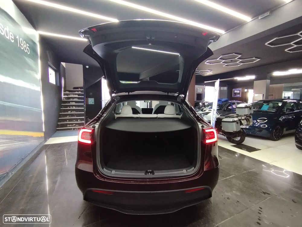 Tesla Model Y Long-Range RWD — fotografia 11
