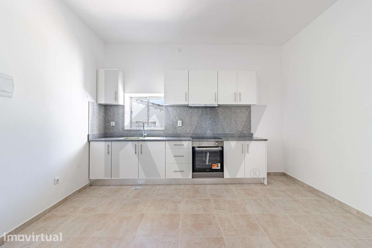 Moradia T2+1 Remodelada com Terraço, Jardim e Garagem para 3 Viaturas - Grande imagem: 5/32