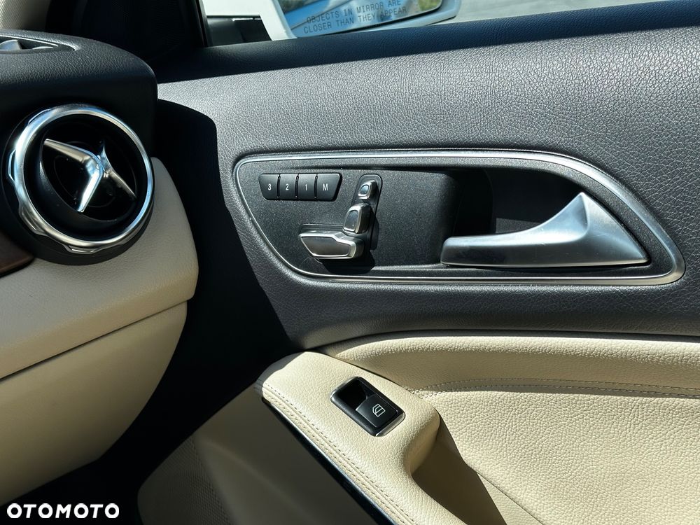 Mercedes-Benz GLA 250 4Matic 7G-DCT - 11