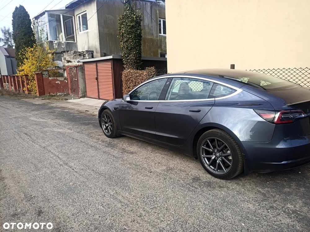 Tesla Model 3 - 3