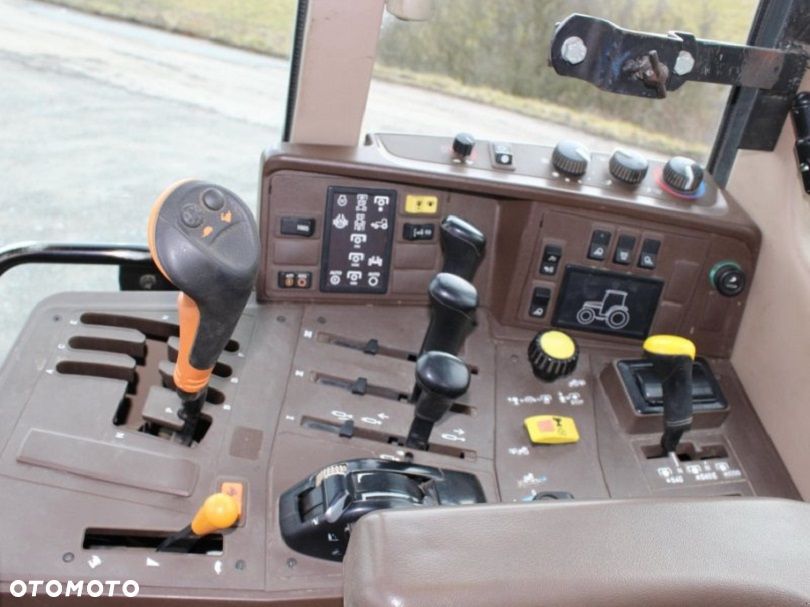 John Deere 6310 Zawiera łopatę i ładowacz czołowy - 4