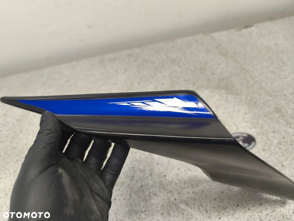 Zadupek, ogon prawy, owiewka, osłona prawa, bok, boczek Yamaha R125 R 125 2023 - 6