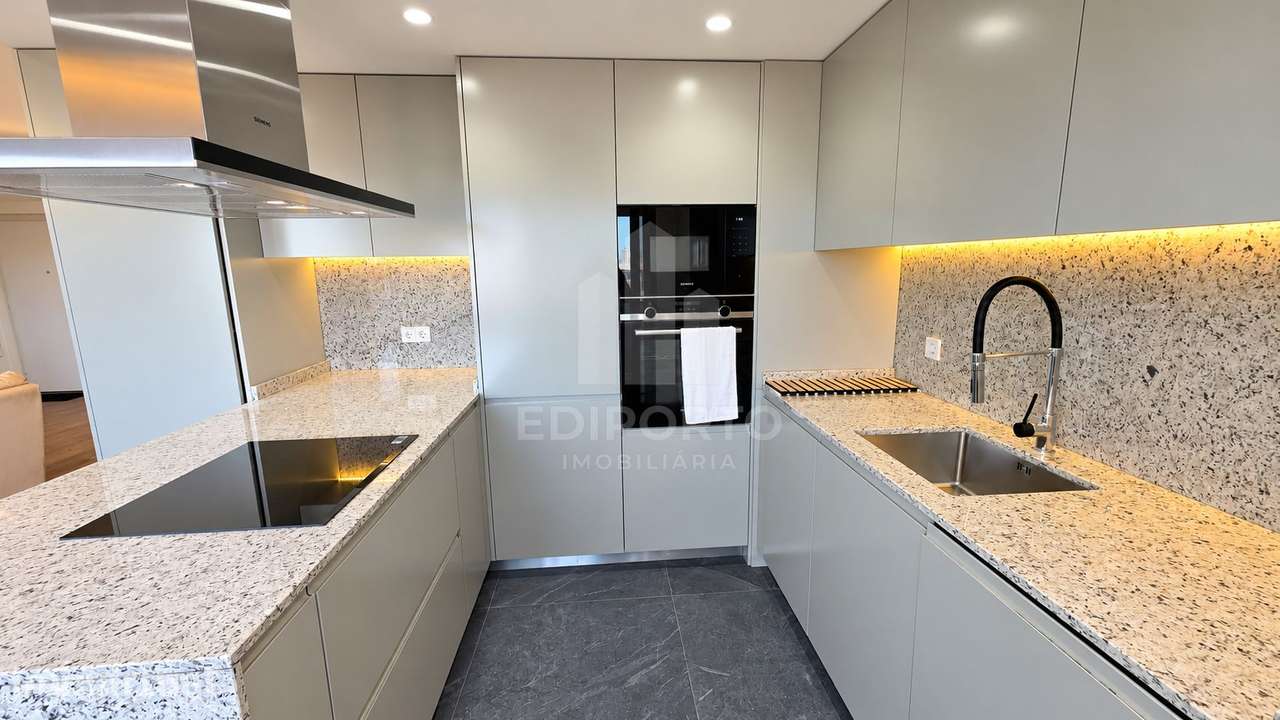 Apartamento T2 Novo mobilado com Varanda e Garagem em frente ao metro - Grande imagem: 5/16
