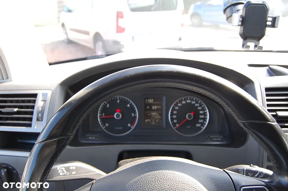 Volkswagen Caravelle - 10