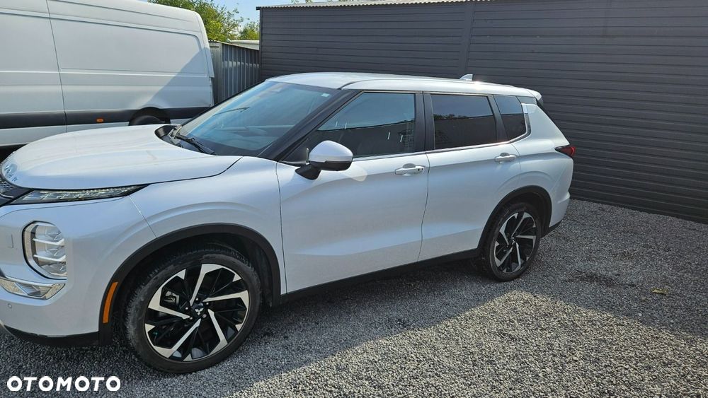 Mitsubishi Outlander - 2