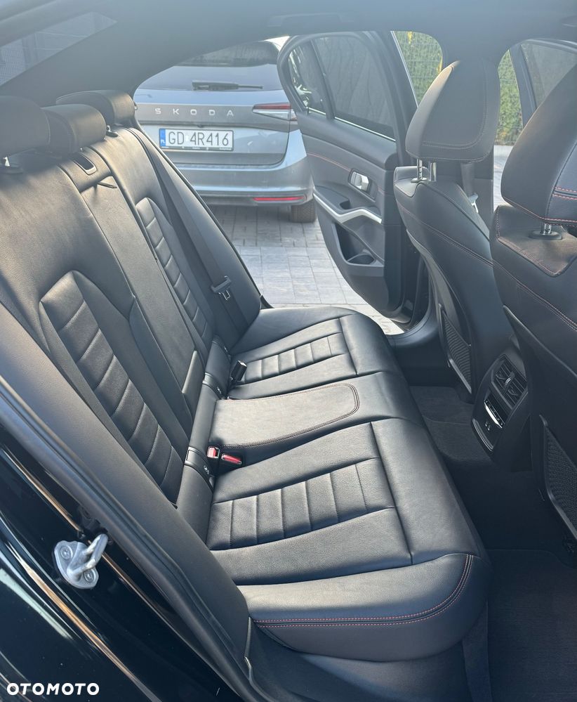 BMW Seria 3 330i xDrive Sport - 38