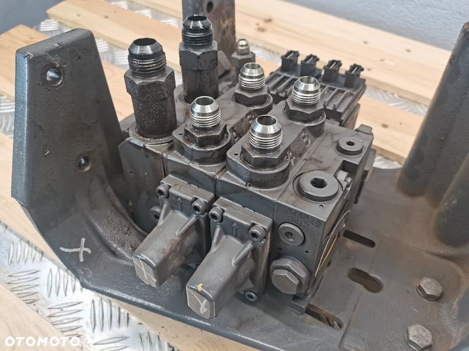 Valtra T.... 2014r {Blok zaworowy Sauer-Danfoss} - 8