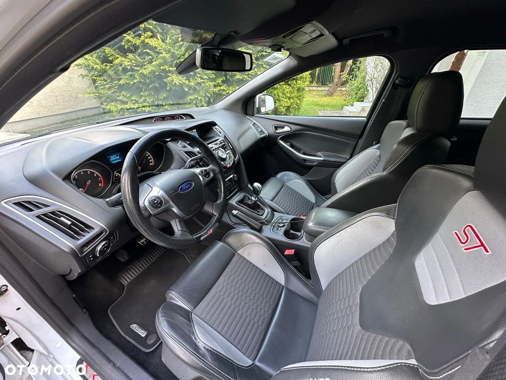 Ford Focus 2.0 EcoBoost ST - 13