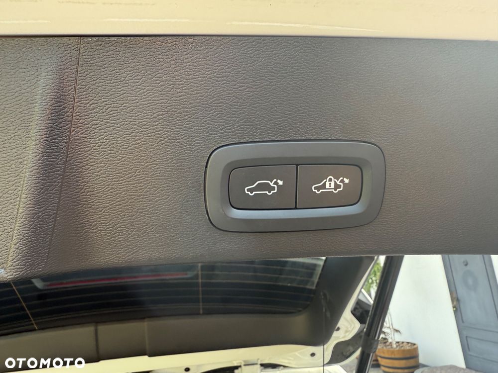 Volvo XC 40 B3 Plus Dark - 26