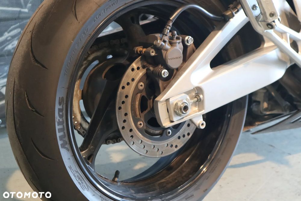 Suzuki GSR - 21