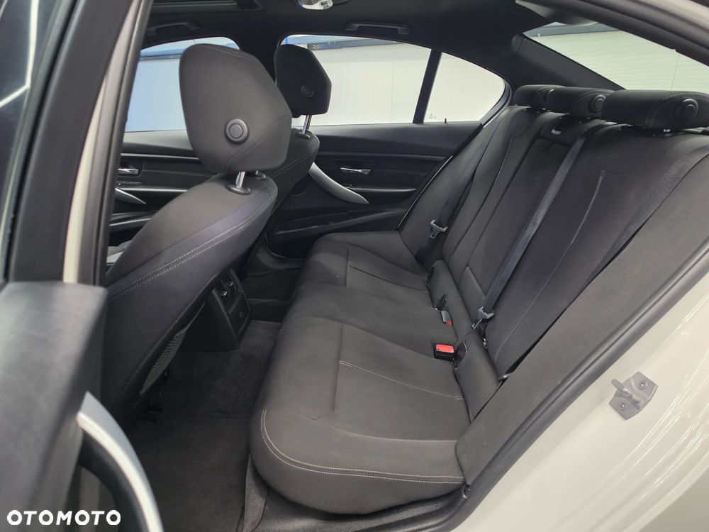 BMW Seria 3 318d DPF Edition Sport - 29