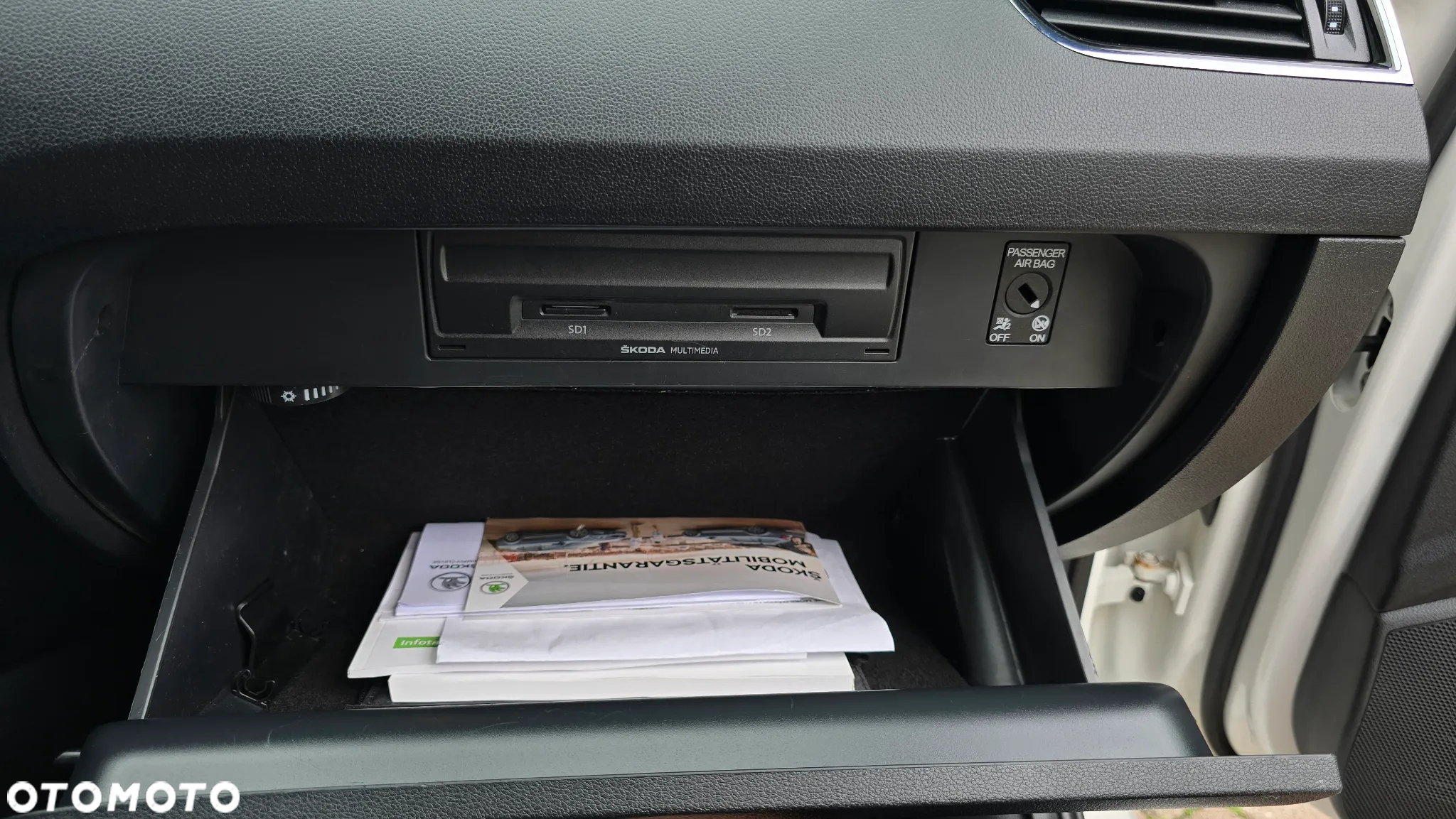 Skoda Octavia Combi 2.0 TDI DSG RS - 23
