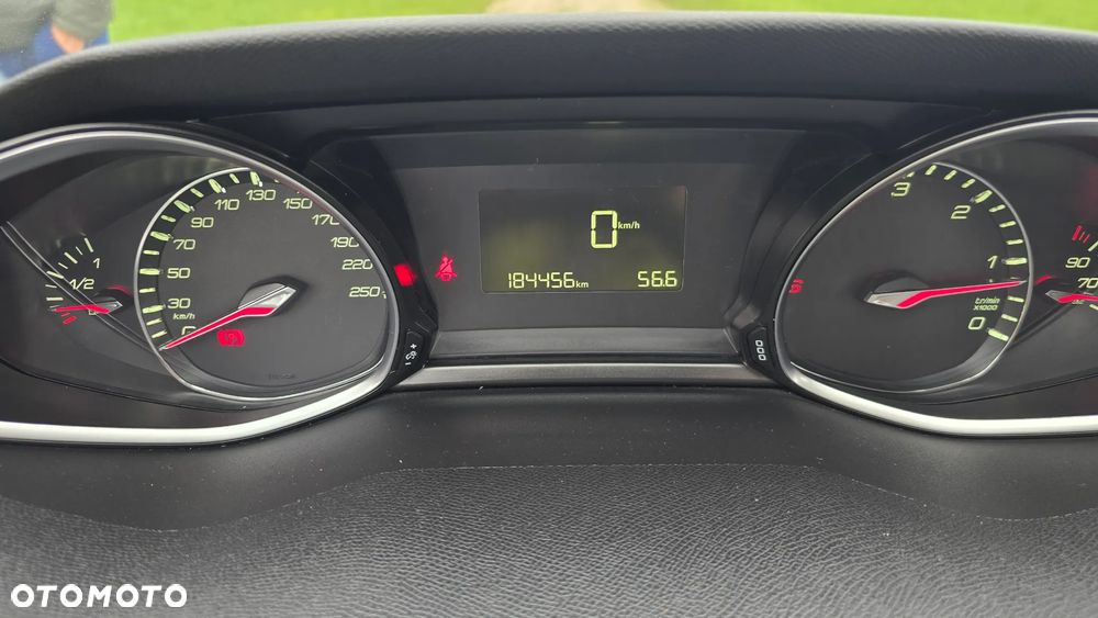 Peugeot 308 1.6 BlueHDi Allure S&S - 31