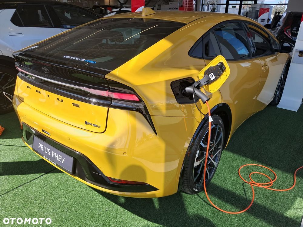 Toyota Prius Plug-In 23 - 3