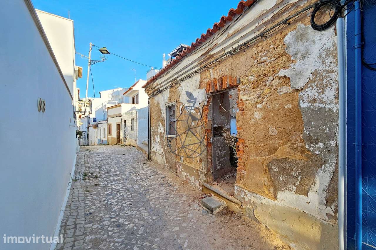 Ruina com Projeto Aprovado para construção de 3 apartamentos  em Ferra - Grande imagem: 2/28