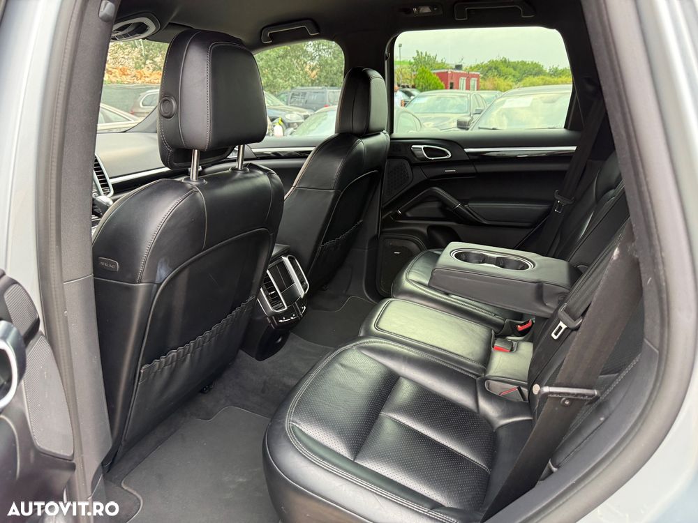 Porsche Cayenne Diesel Platinum Edition - 36