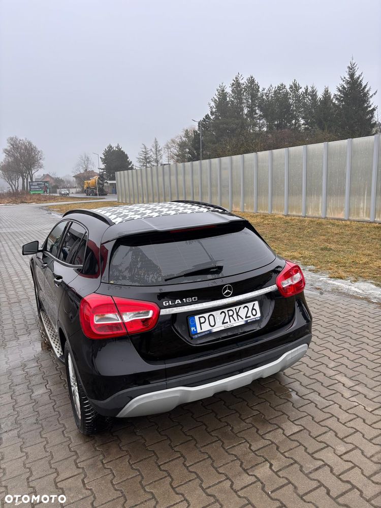 Mercedes-Benz GLA 180 7G-DCT - 13