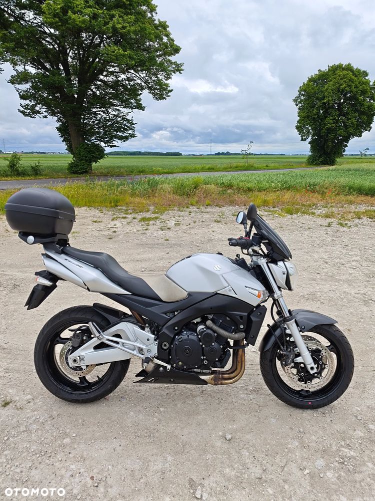 Suzuki GSR - 4