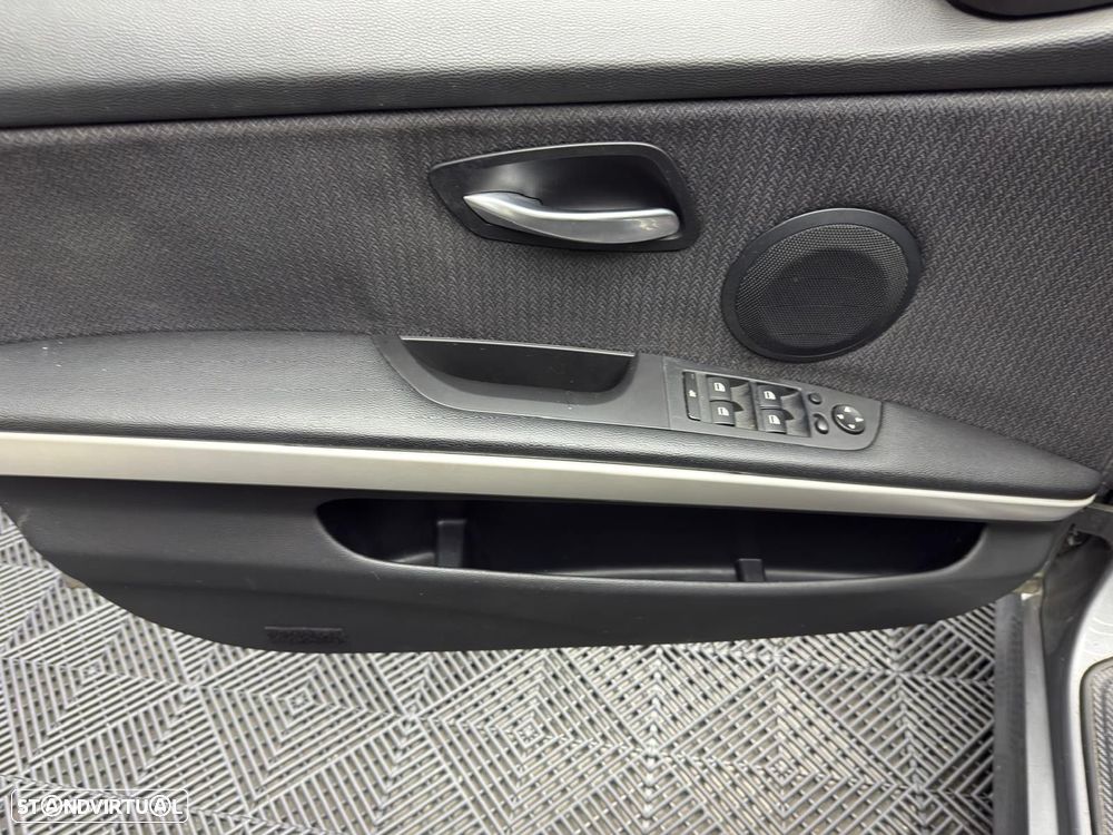 BMW 318 d Navigation Sport - 23