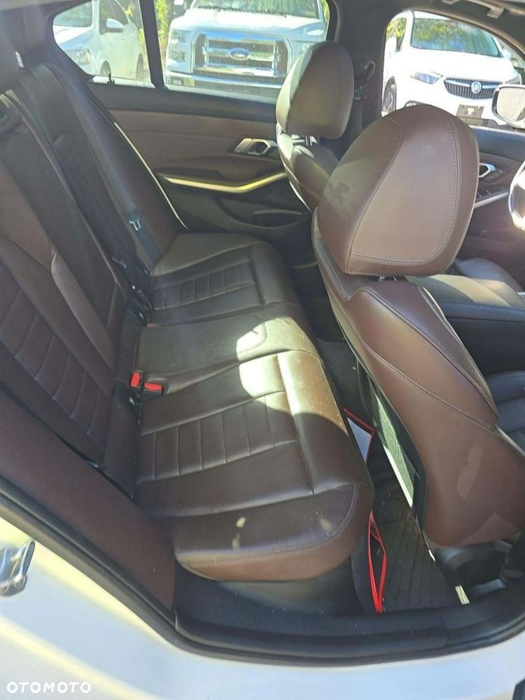 BMW Seria 3 330i xDrive M Sport - 11