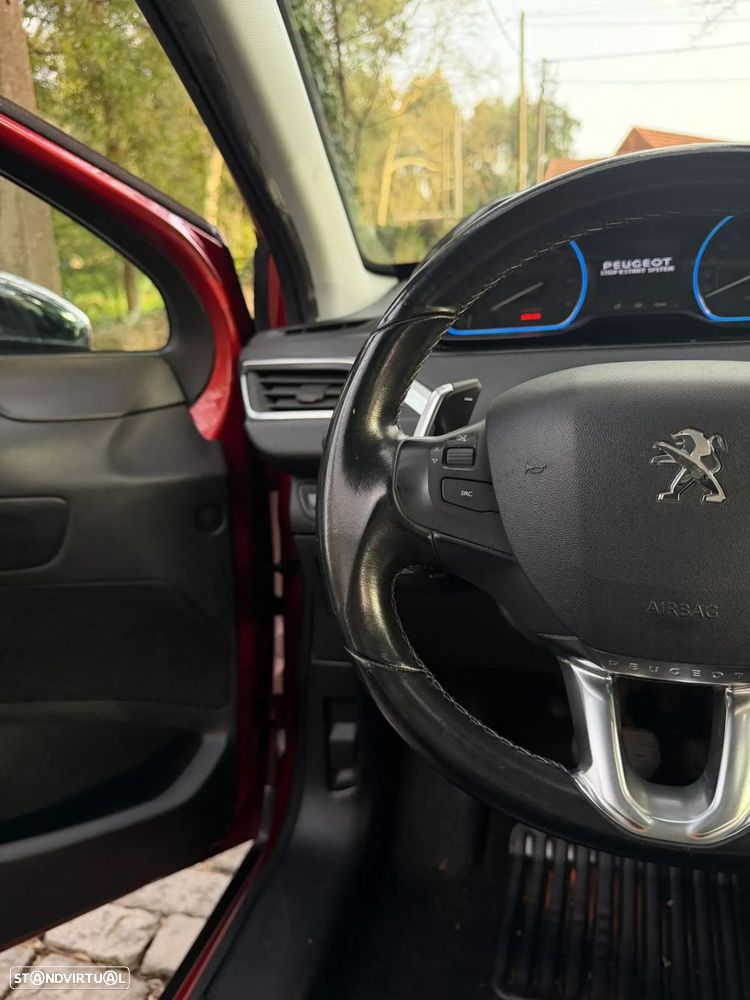 Peugeot 2008 1.2 PureTech Allure EAT6 - 24