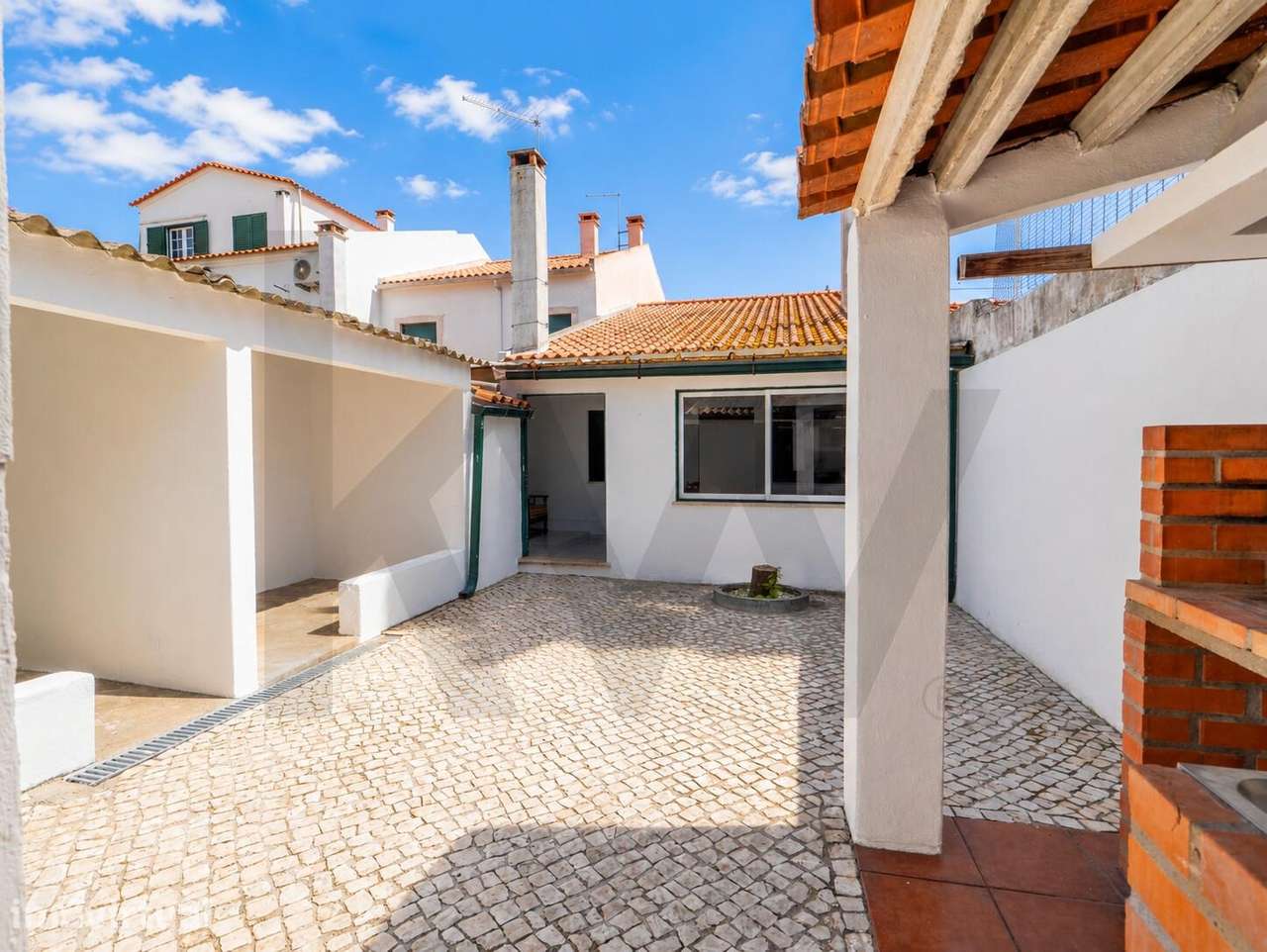 Moradia térrea com quintal, garagem, anexos e enorme potencial no cent - Grande imagem: 5/26