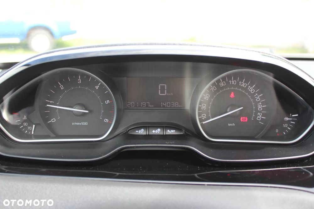 Peugeot 208 1.6 BlueHDi Allure S&S - 13
