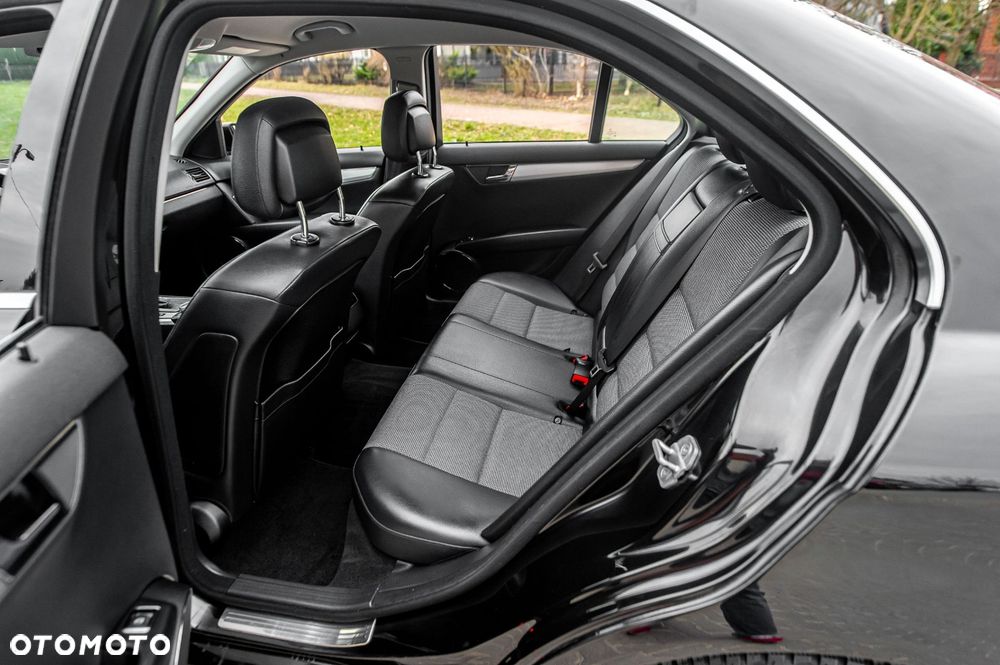 Mercedes-Benz Klasa C 180 BlueEFFICIENCY 7G-TRONIC Avantgarde - 23