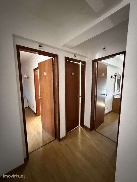 Residencial / Alojamento Local com 7 Suites + Bar + Terraço - Grande imagem: 2/7