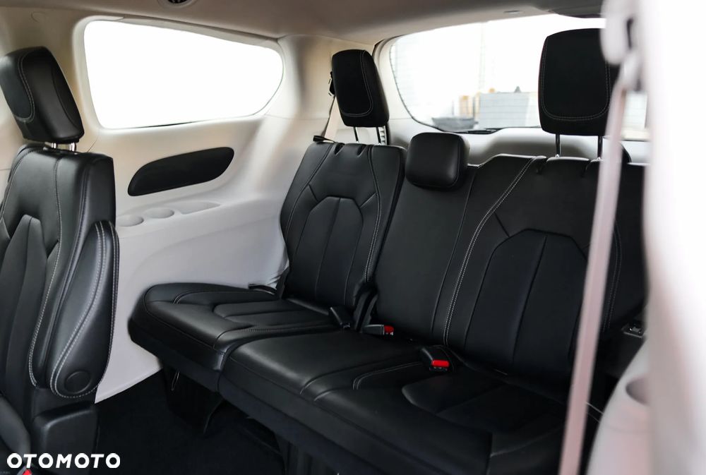 Chrysler Pacifica - 16