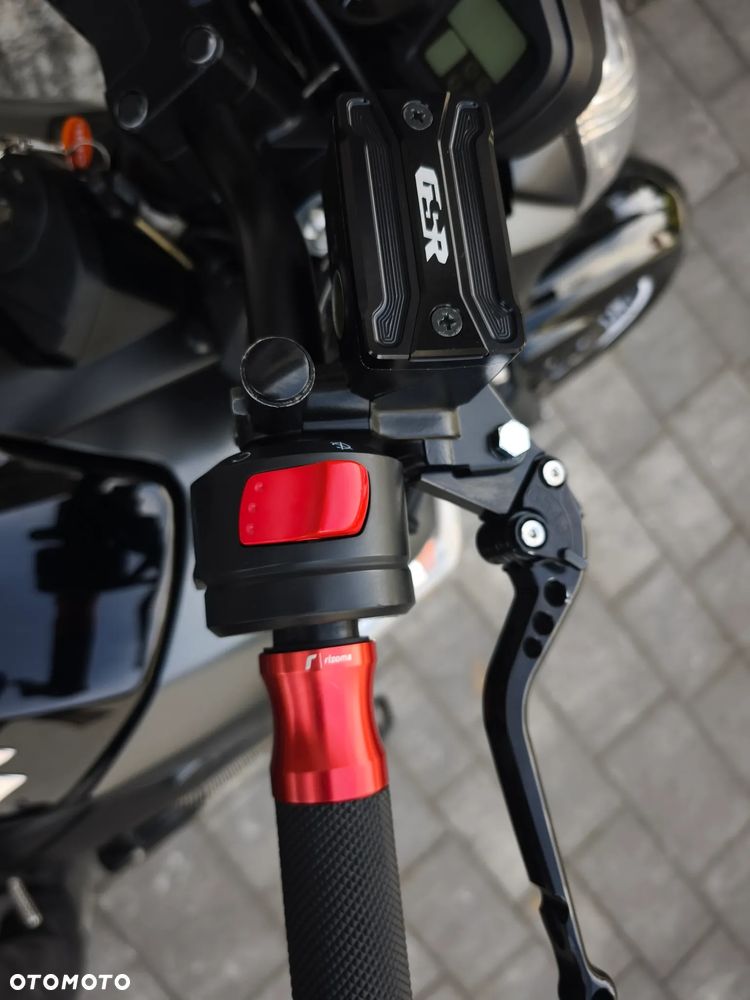 Suzuki GSR - 21
