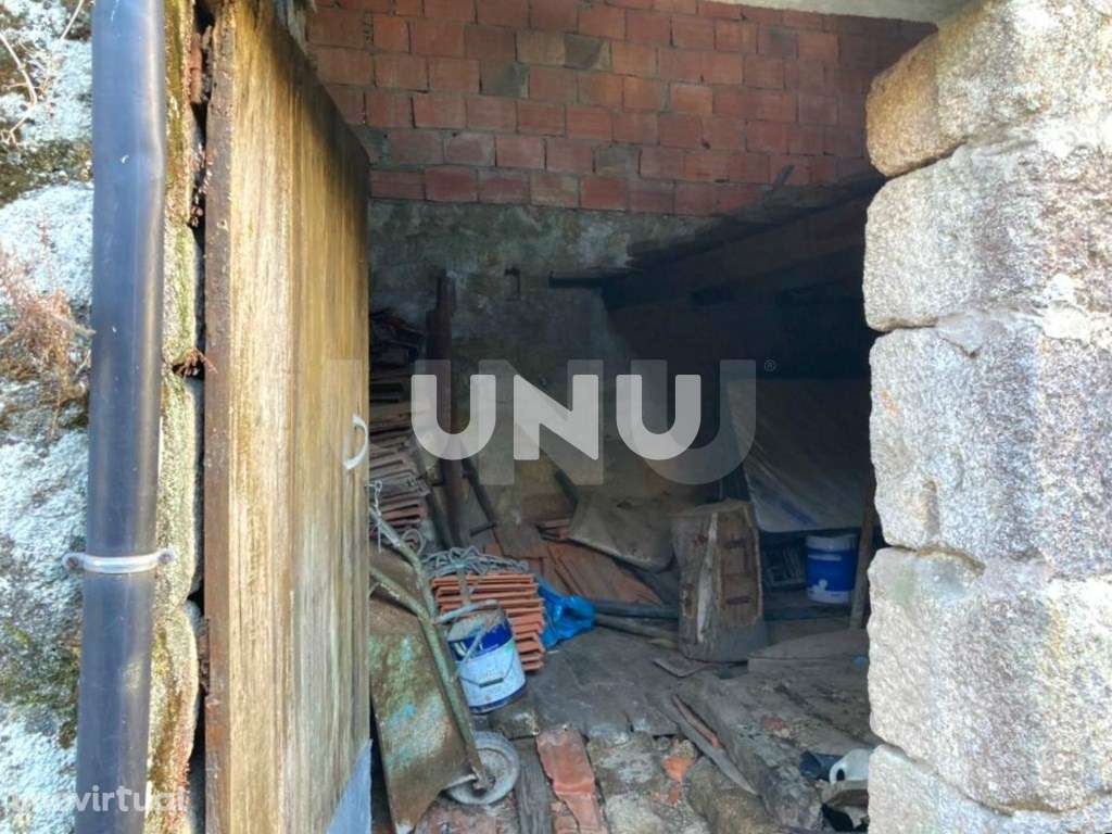 Moradia em Banda T1 - Para Reconstrução Total - Grande imagem: 3/7